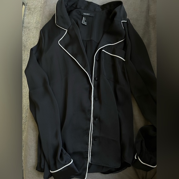 Brand new black silk like blouse button down small - Picture 5 of 8